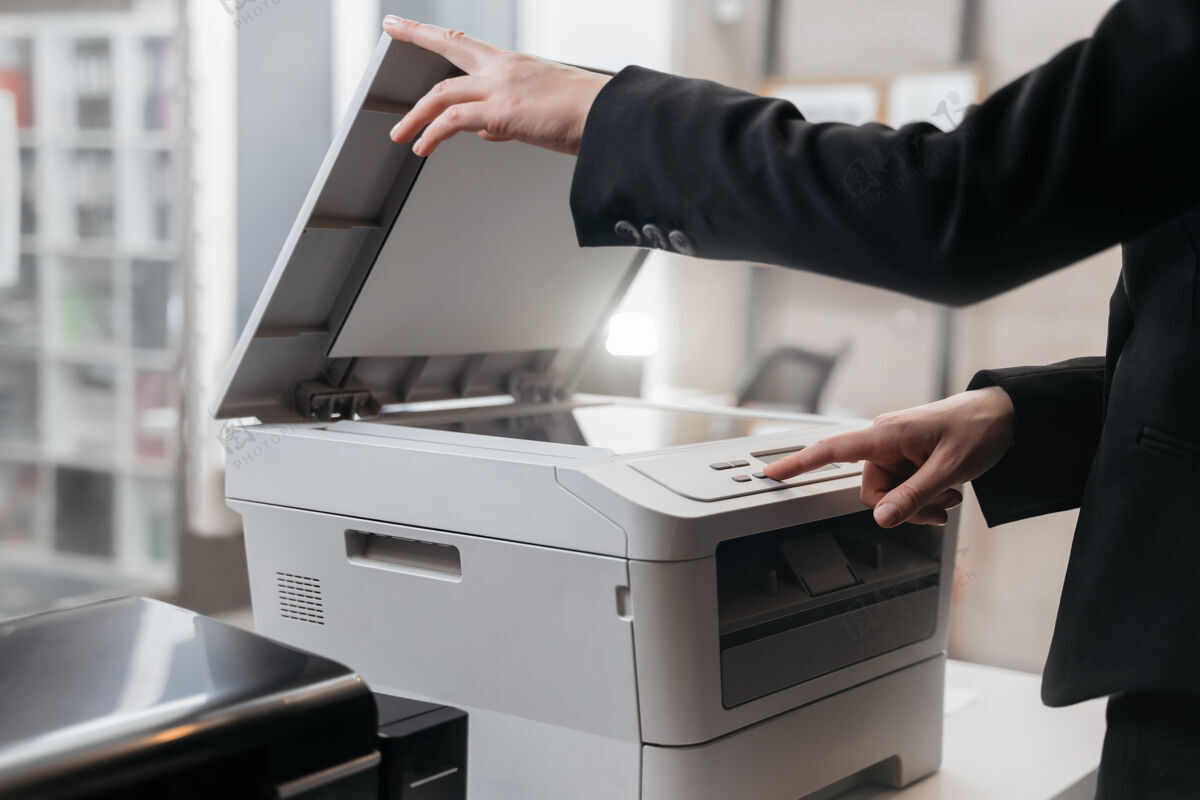打印女商人正在用打印机扫描和打印文件设备文书电子
