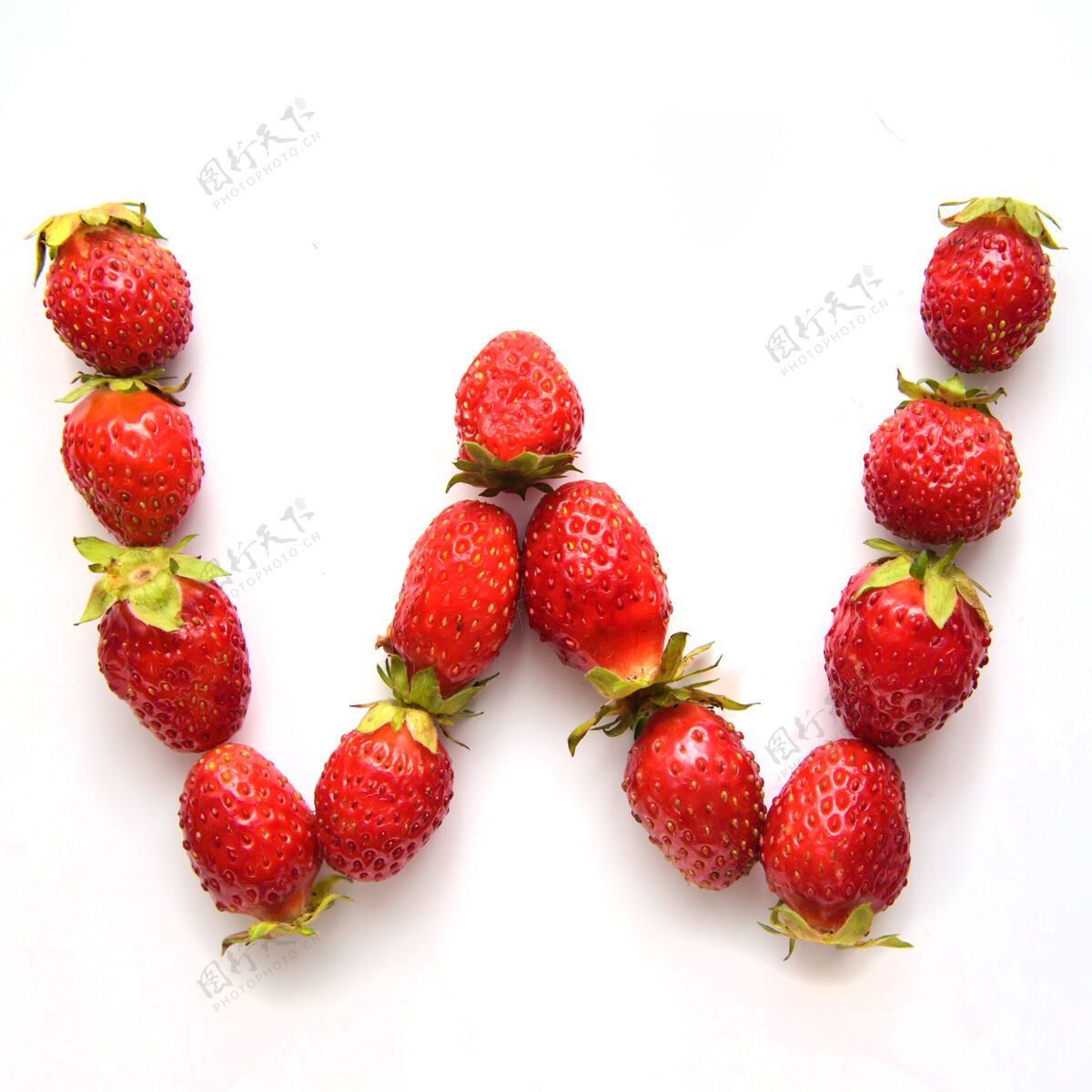 成熟白底红鲜草莓英文字母w农业甜味健康