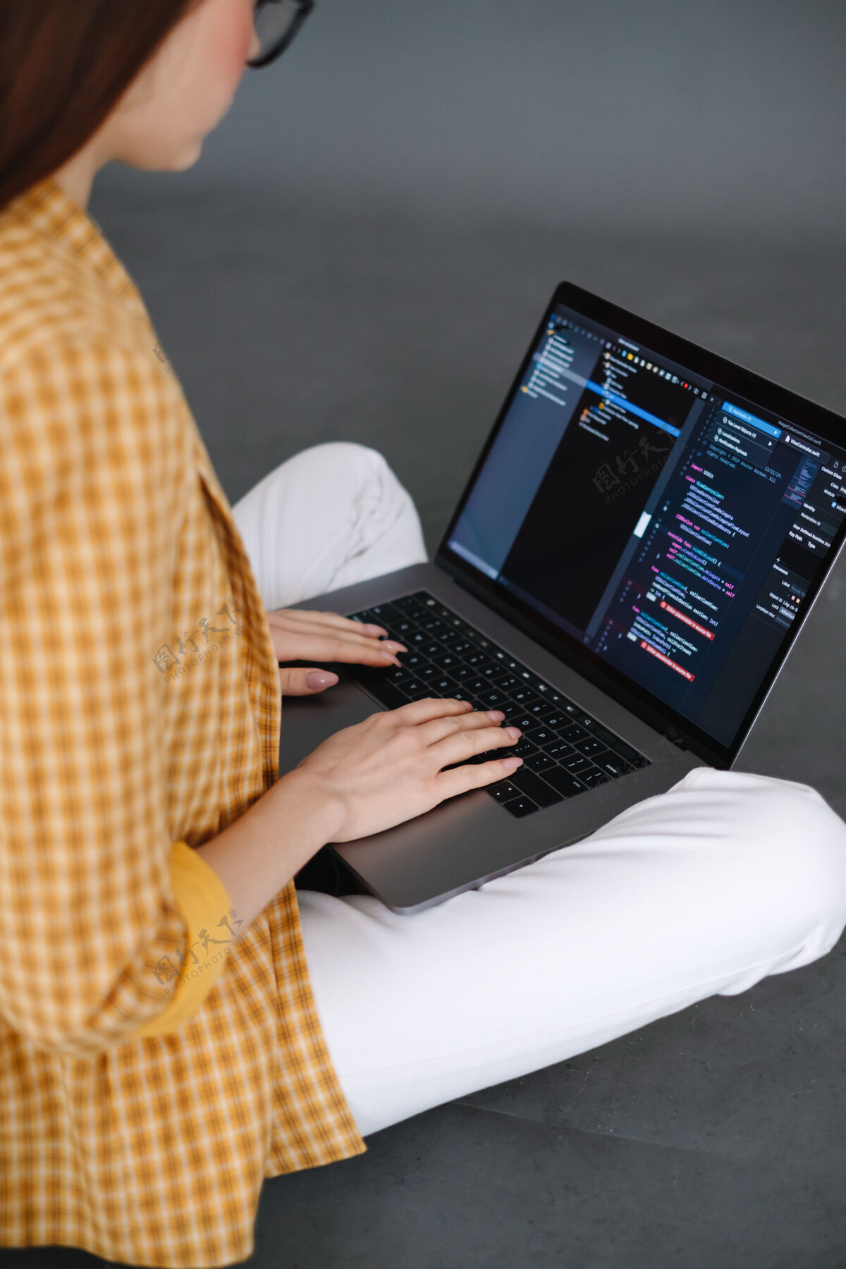 女性年轻的女手机开发者在电脑上写程序代码程序员的工作程序员人使用