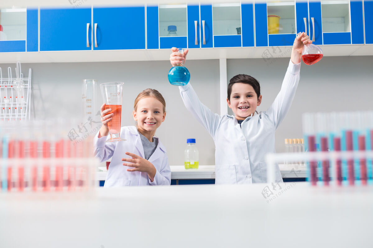 化学在实验室里 积极快乐的孩子们在化学实验室里微笑着看着你学校实验室样品