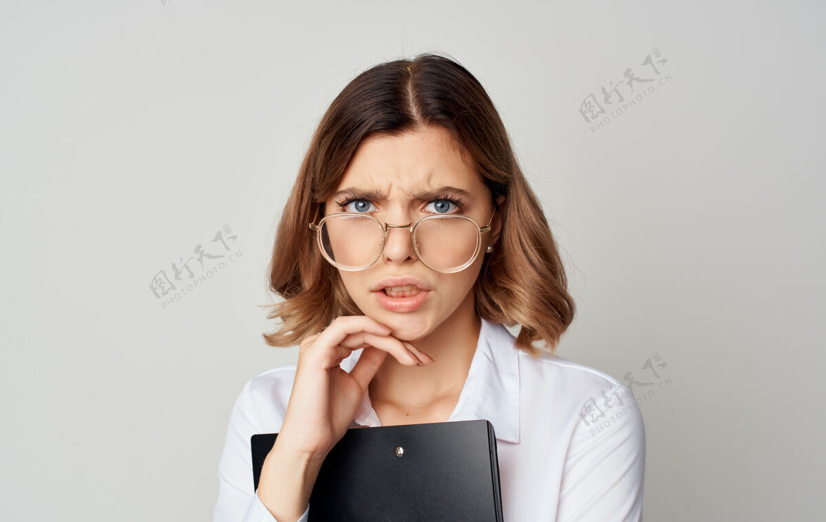 男一个在室内拿着文件 戴着眼镜 戴着眼镜的女商人欢呼工作年轻