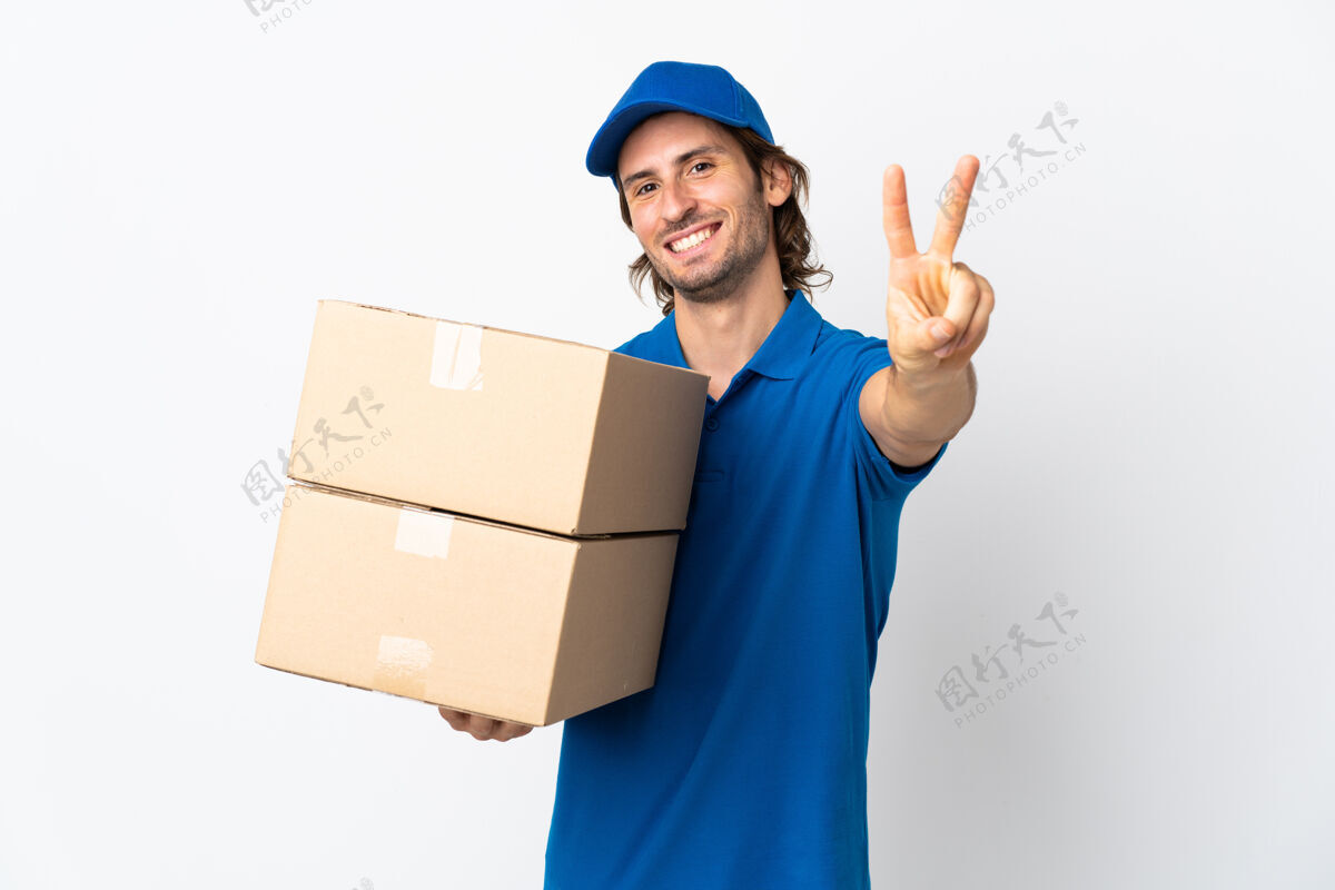 快递被隔离在白墙上的送货员微笑着展示着胜利的标志模型正面邮政