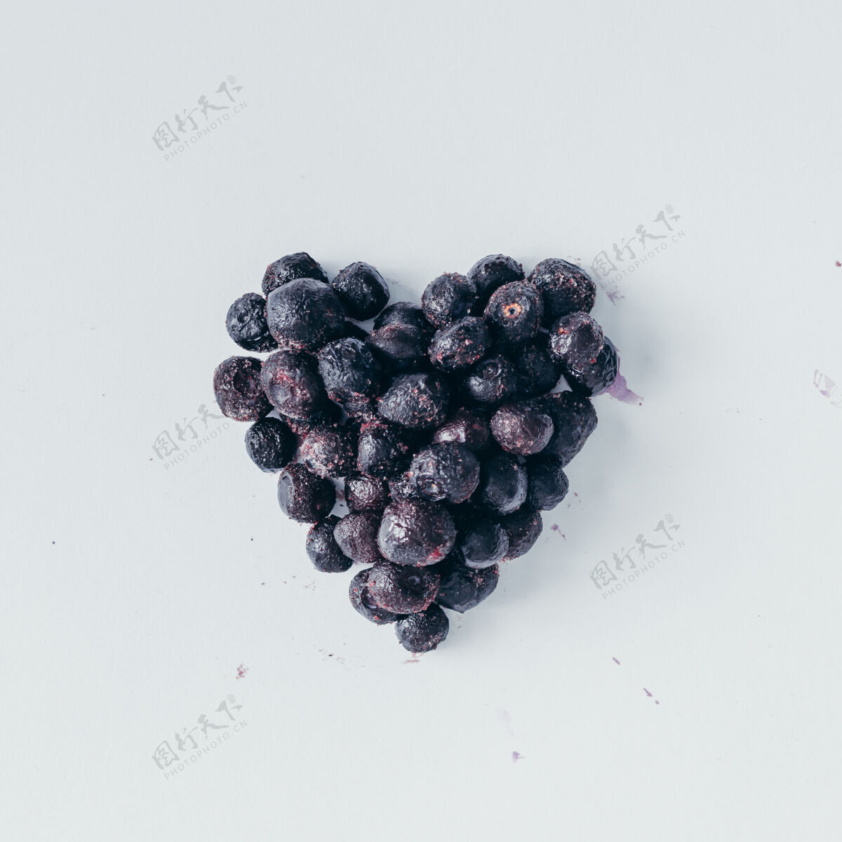 成熟由冰冻蓝莓制成的白色心形墙爱concept.flat公司躺下甜白天浆果