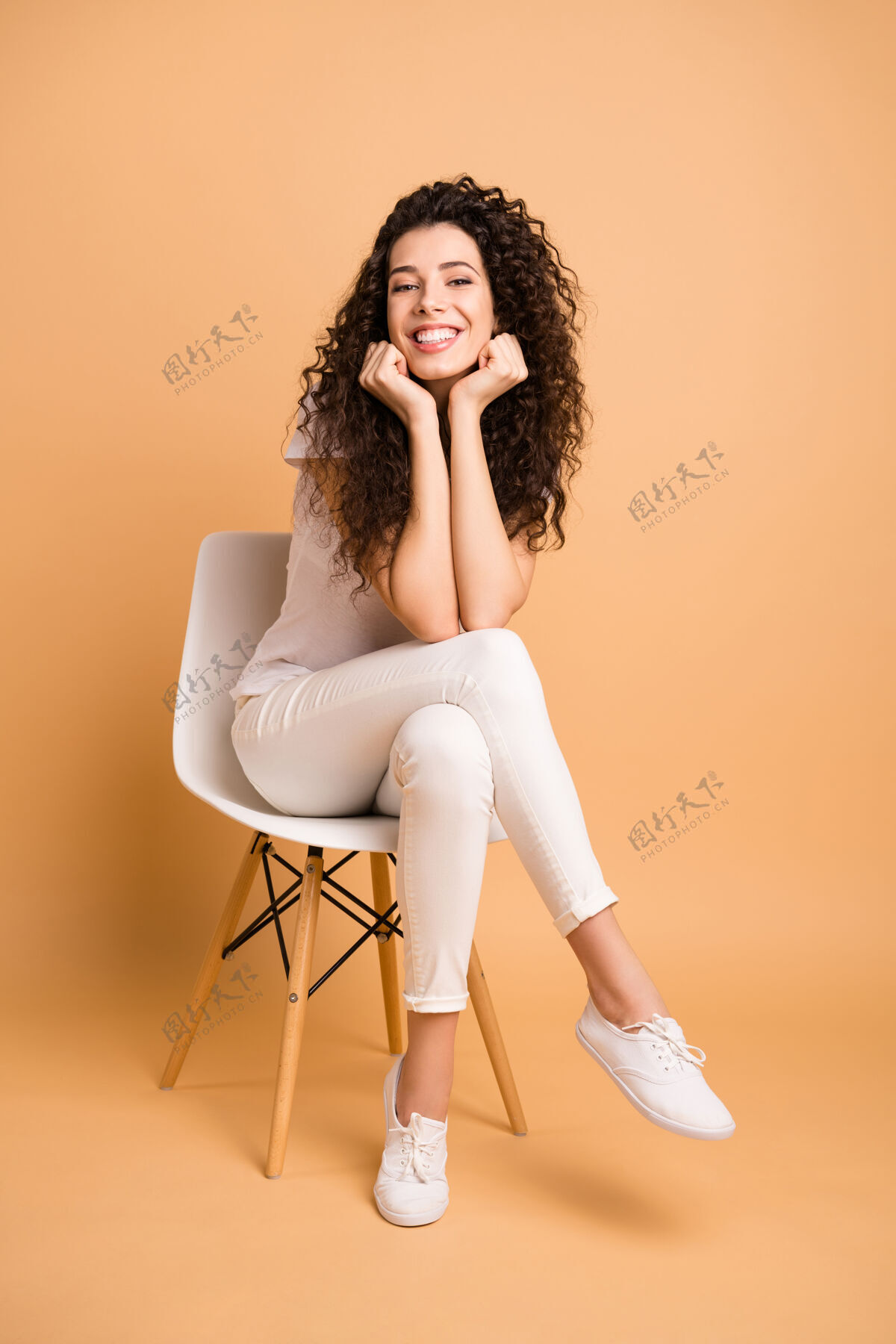 无忧无虑全尺寸立体照片惊艳女士坐在舒适的椅子上好心情灵感开始工作日穿休闲服隔离米色粉彩背景表情美丽头发