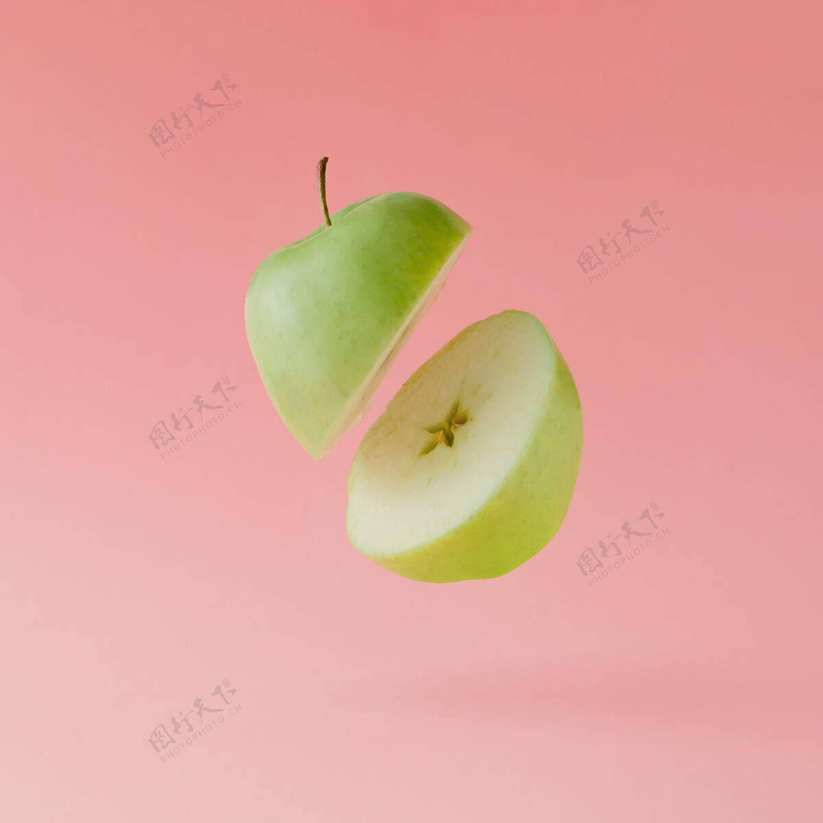 新鲜苹果在淡粉色的表面切片健康切片食物