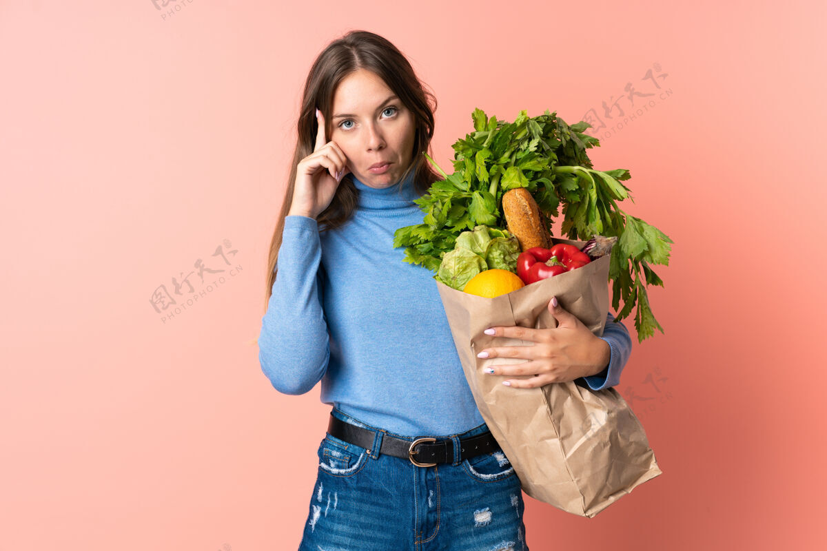 年轻立陶宛年轻女子拿着购物袋在想一个主意表达商店持有