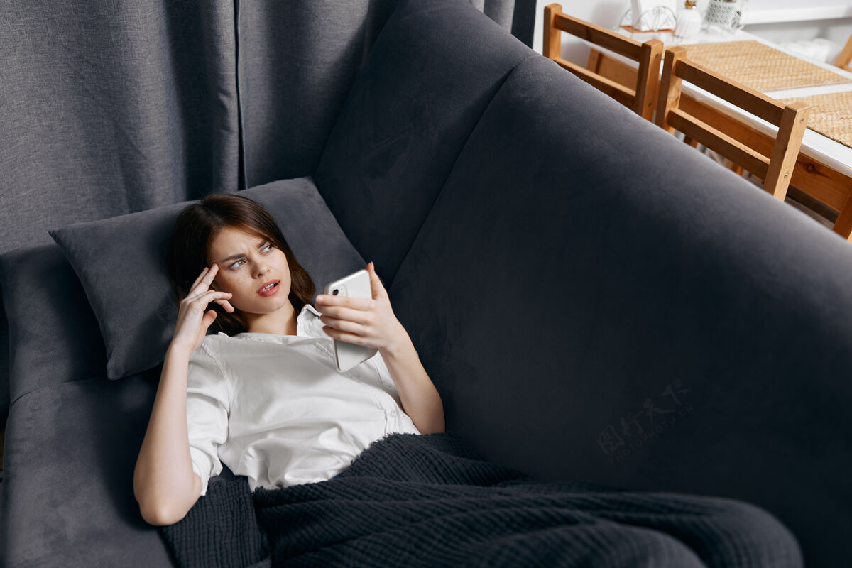 床女人躺在沙发上 手里拿着手机互联网卧室女人