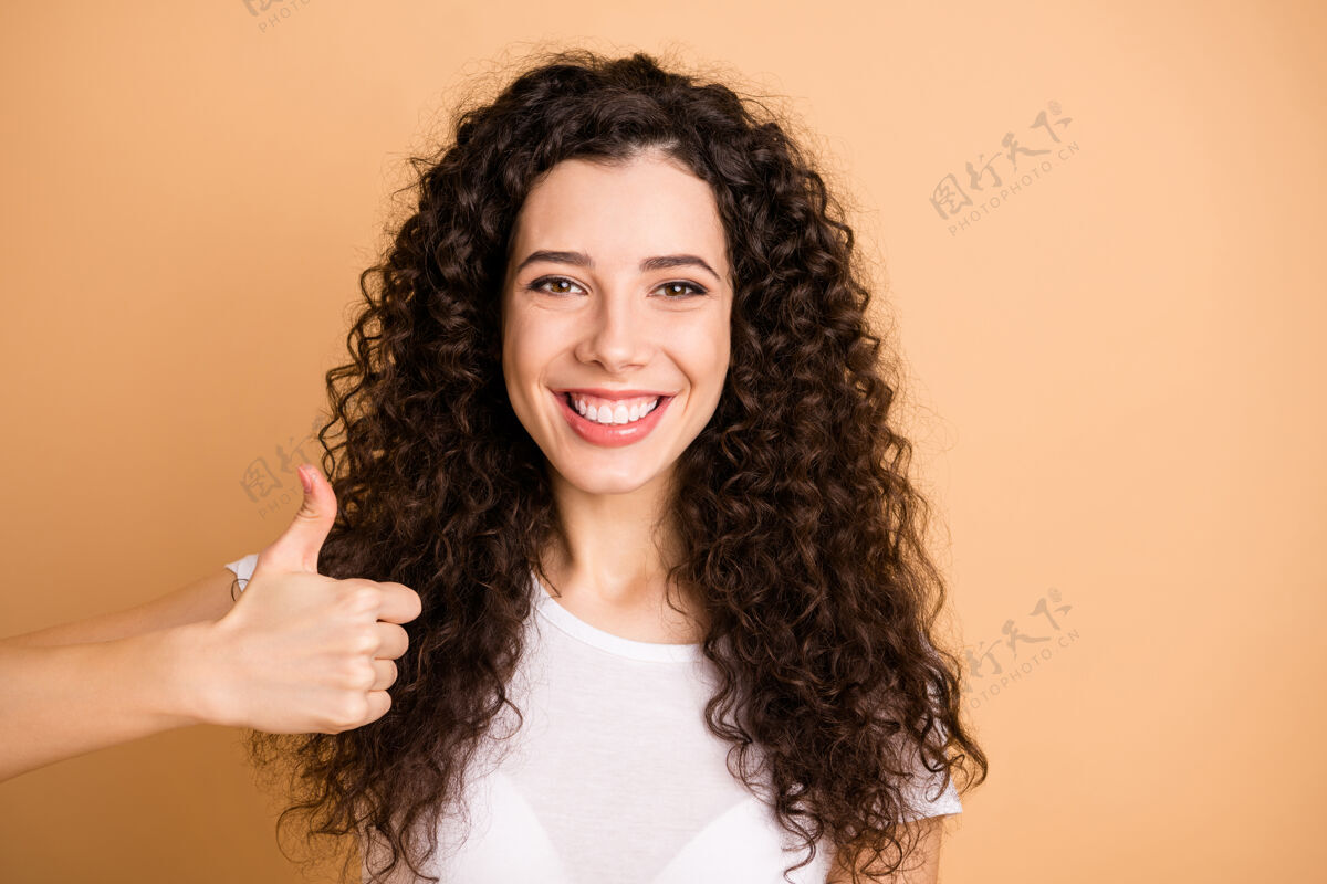 好特写照片惊人的商业女士提高拇指向上牙齿微笑微笑建议新奇穿白色休闲装孤立米色粉彩的颜色背景女性乐趣发型