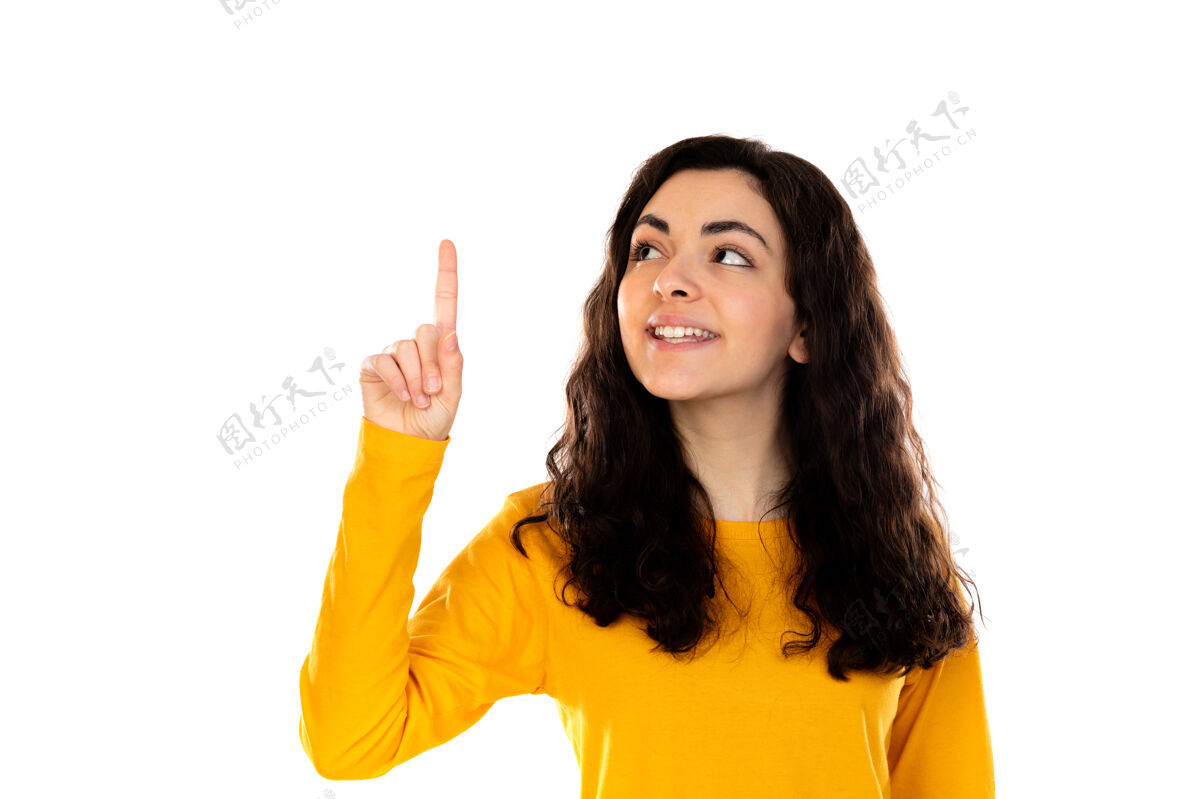 快乐可爱的少女 穿着黄色毛衣 被隔离在白色的墙上信号女人微笑