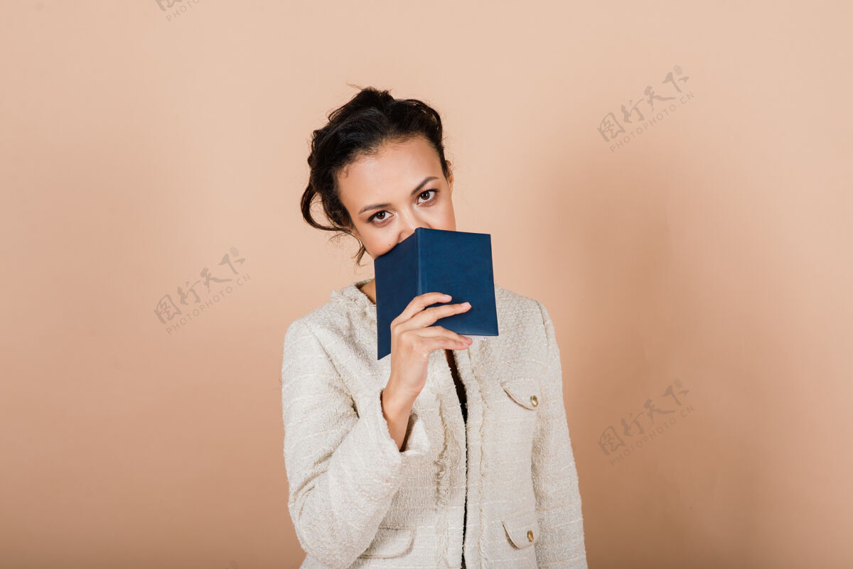 女性一个快乐的黑人女商人在工作室 笔记本 智能手机的孤立镜头可爱应用程序互动