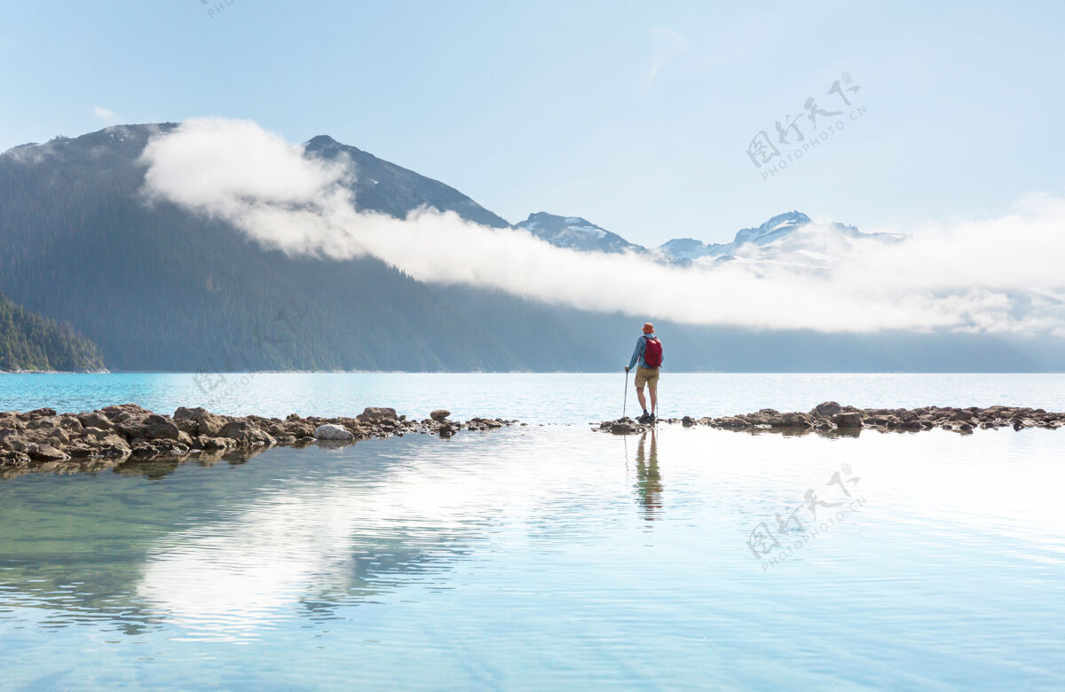 户外远足到风景如画的加里波第湖附近惠斯勒 不列颠哥伦比亚省 加拿大绿松石水域高山徒步旅行湖泊