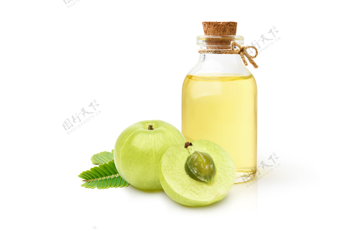 浆果Amla（印度醋栗）油与水果和叶子隔离在白色背景上有机药物食物