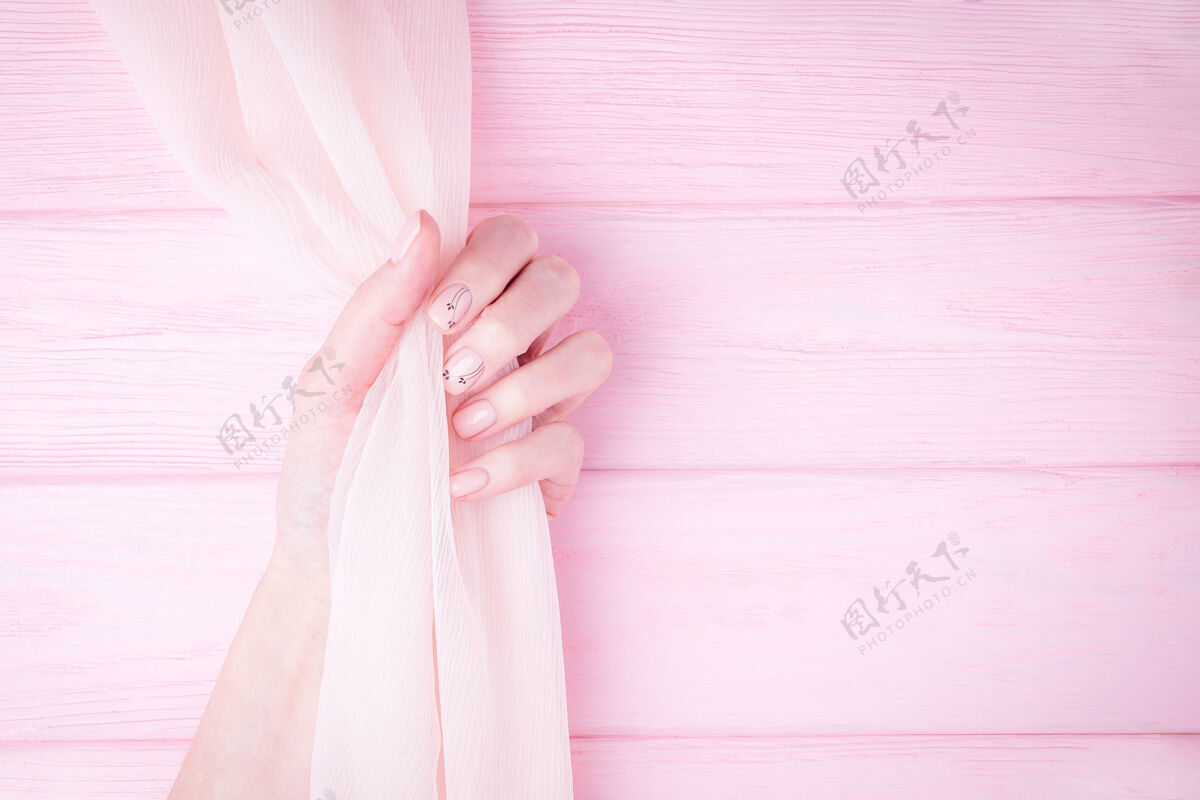 板精致的手 粉色面料 粉色优雅丝绸美甲
