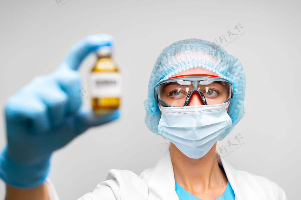 研究穿着防护服拿着疫苗瓶的女医生小瓶科学家测试
