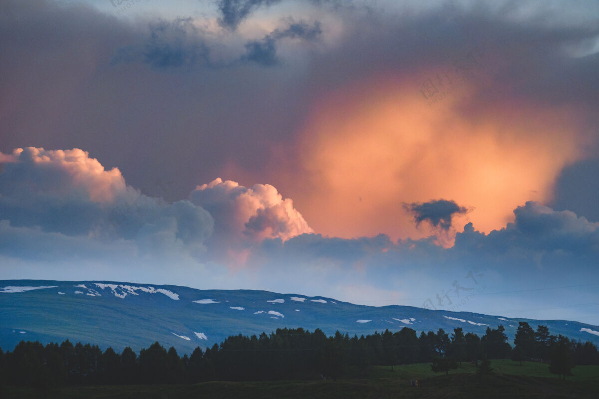 徒步旅行俄罗斯阿尔泰共和国翁古达伊斯基地区山脉的壮观景色多云日落天空野生