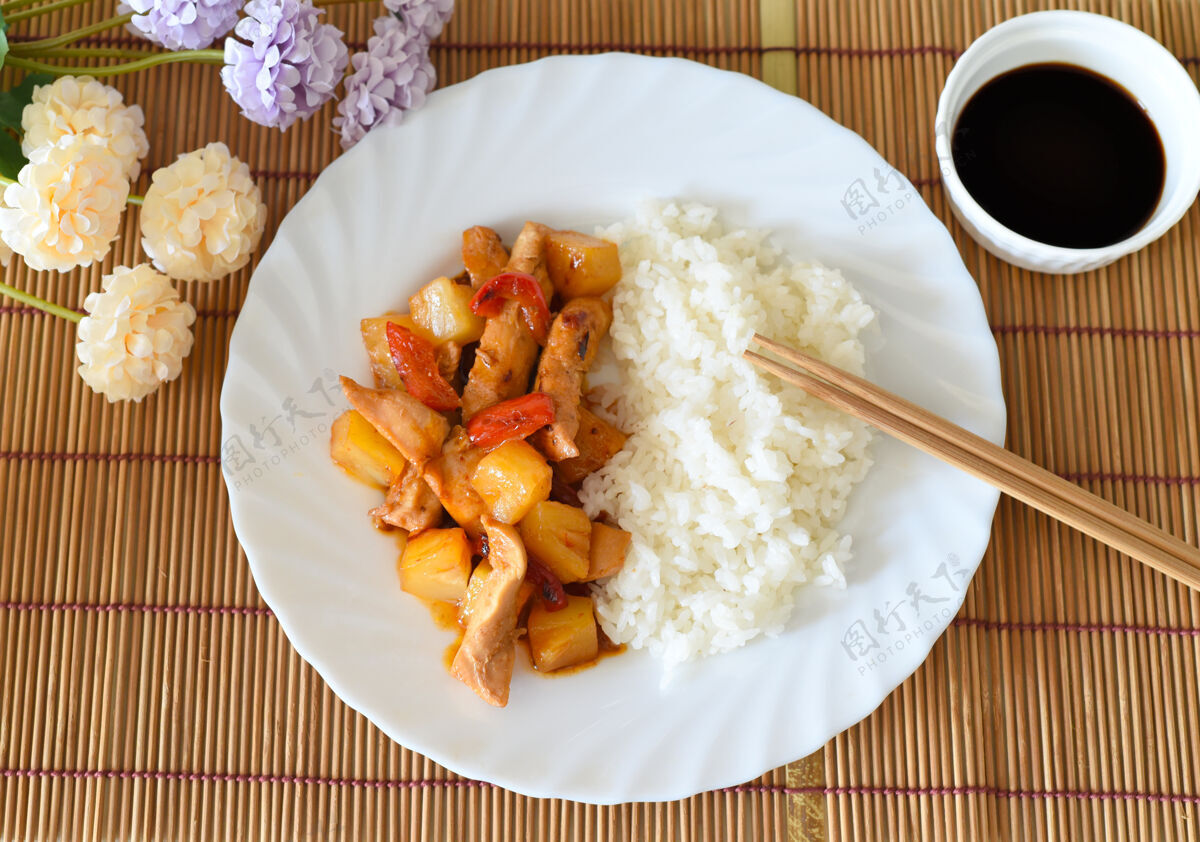 竹子糖醋鸡配菠萝 辣椒粉和米饭米饭食物菠萝