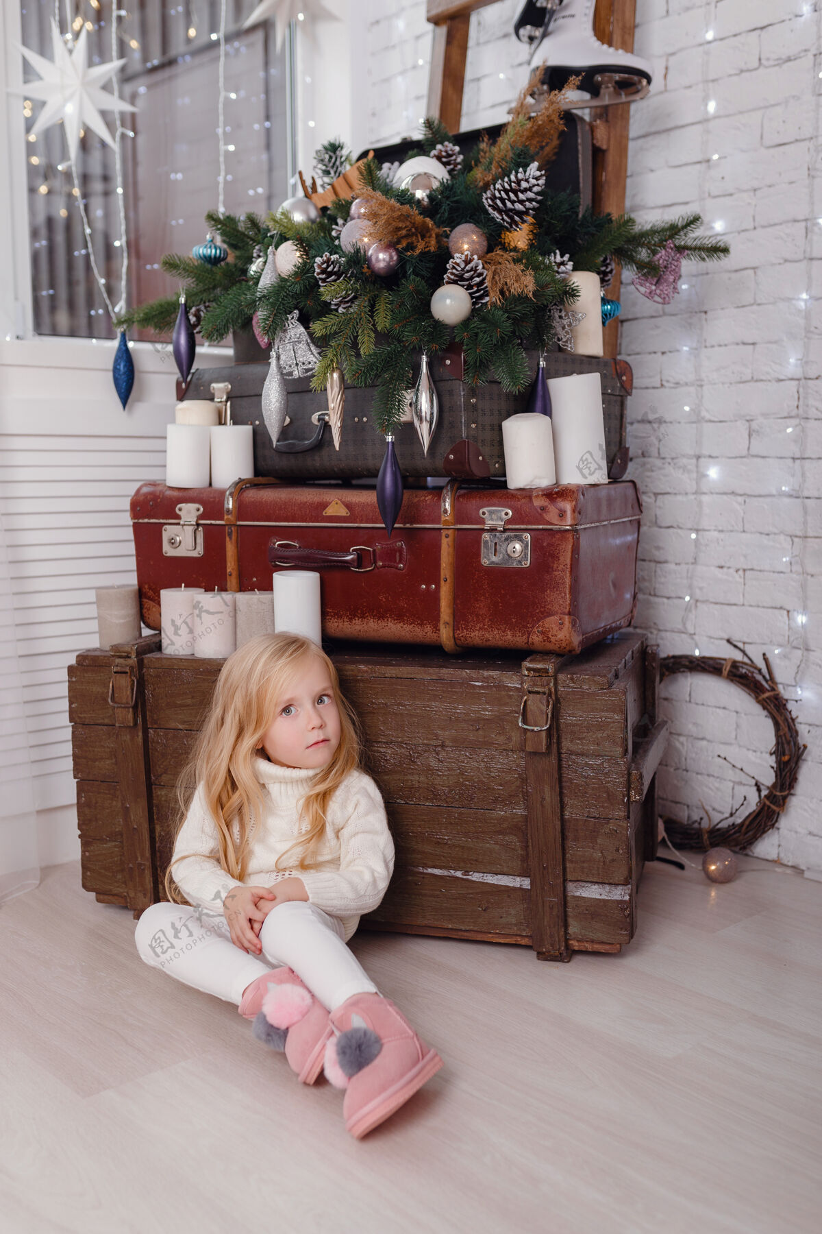 灯光一个时髦的小女孩在圣诞树旁摆姿势 期待圣诞节的到来幼儿木头室内