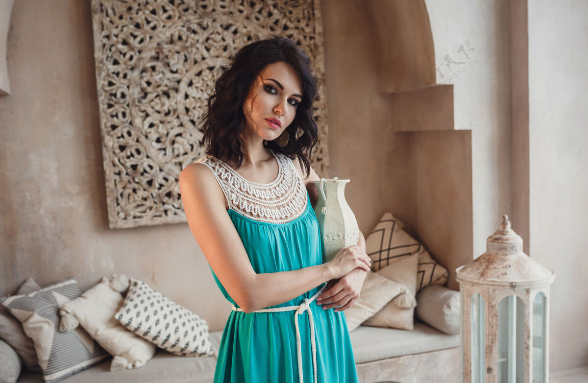 包美丽性感的女人深色头发东方风格阿拉伯摩洛哥家具沙发深色床