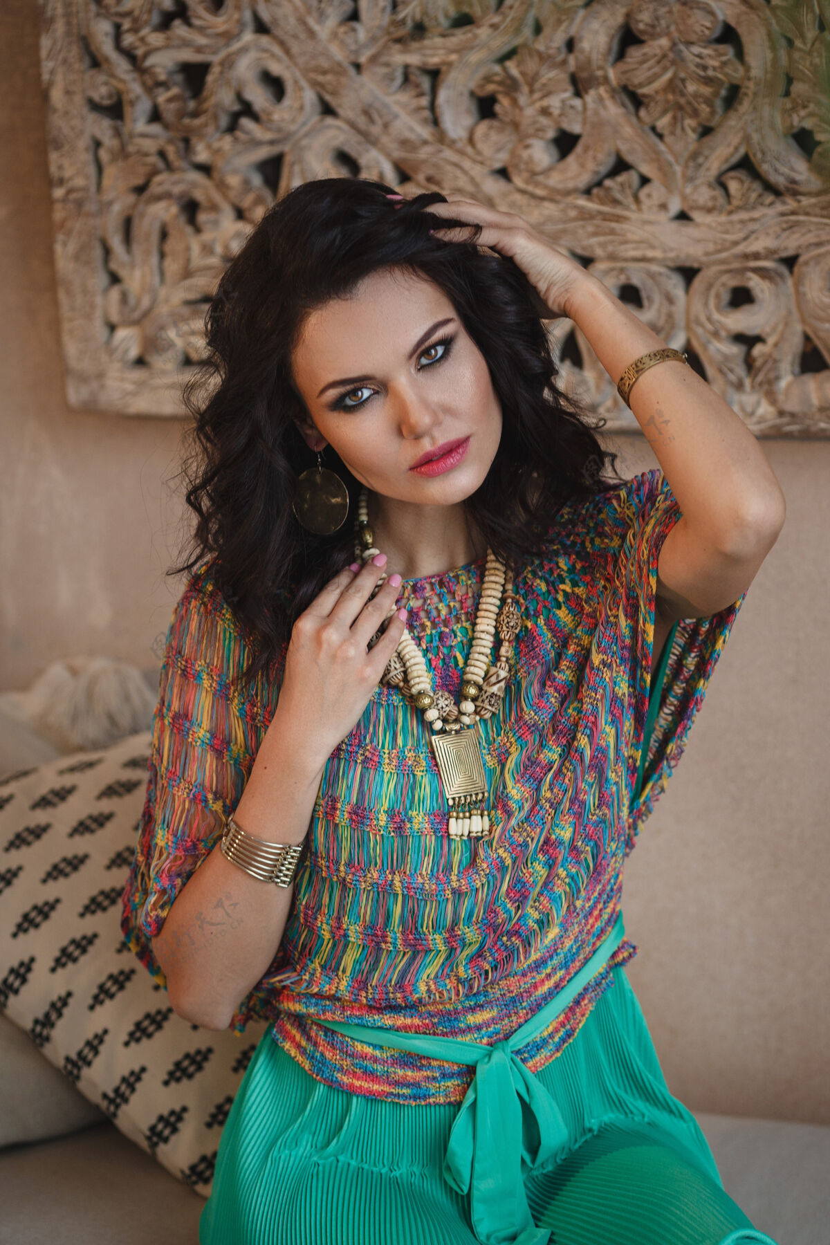 身体美丽性感的女人深色头发东方风格阿拉伯摩洛哥家具丝绸灯化妆品