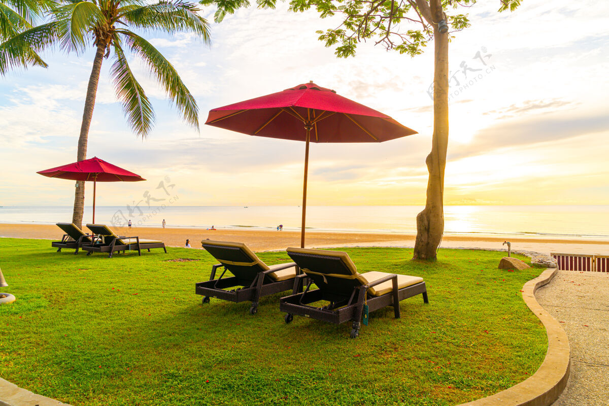 休息室带椅子的伞 带海滩和日出早上好假期和假日概念海滩门户景观