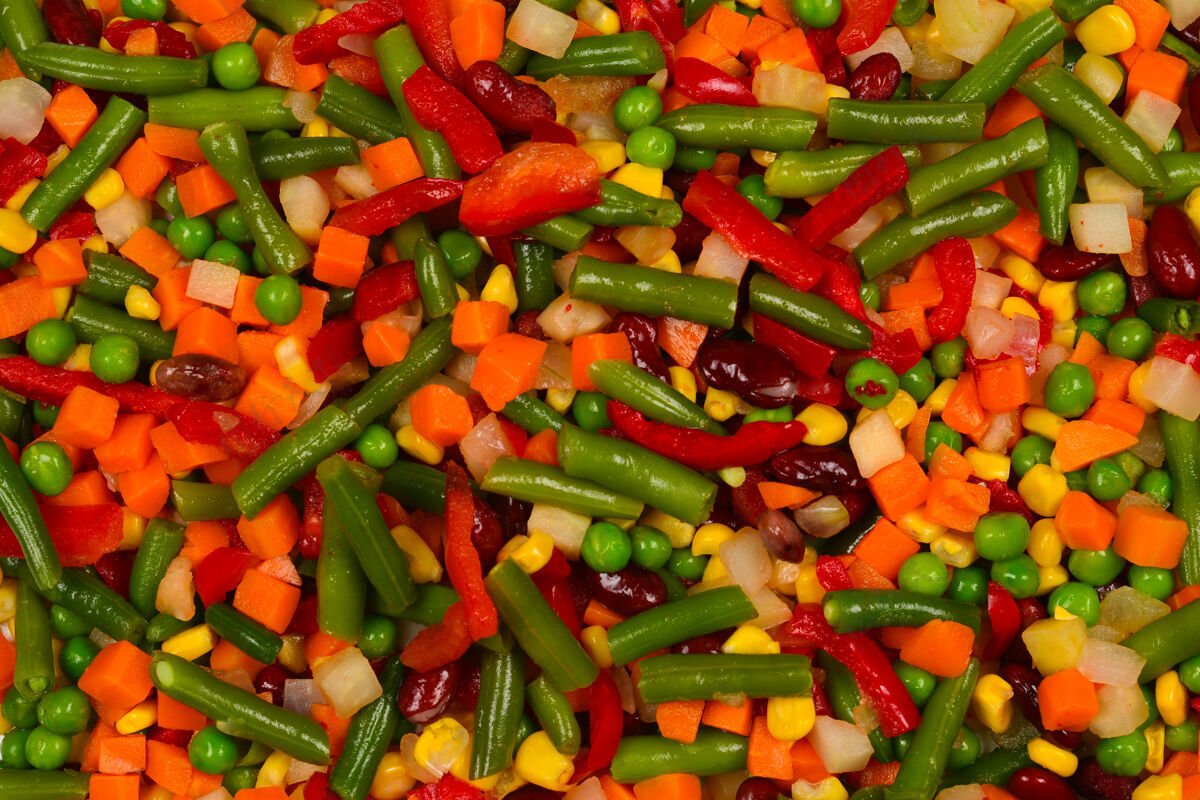 五颜六色切片蔬菜 玉米 豆类 豌豆 胡萝卜 甜椒背景开胃菜吃质地
