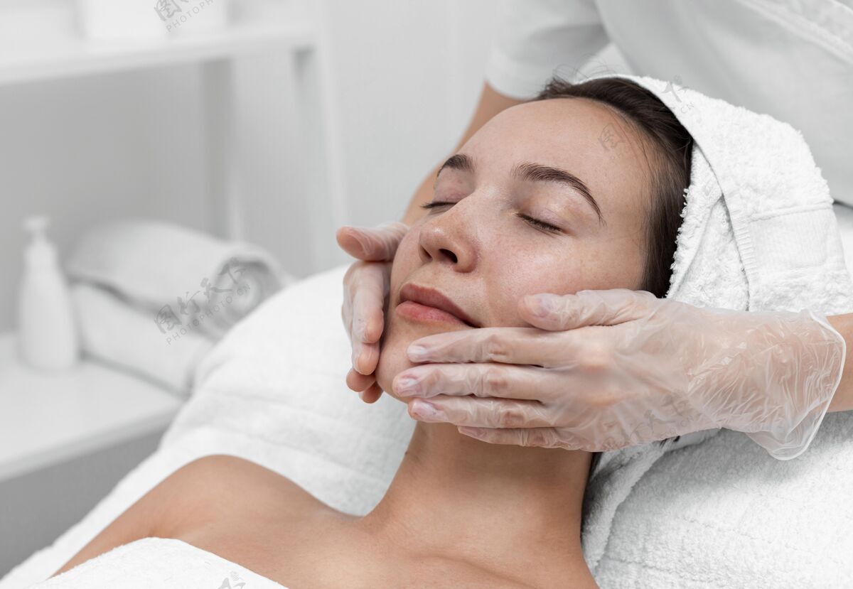 治疗美容师为女性客户做美容常规女人女人美容护理