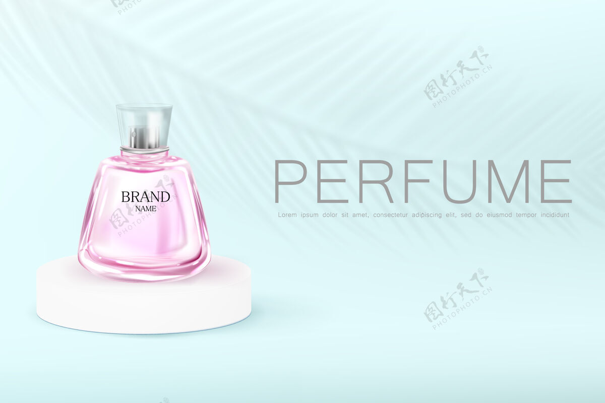 产品粉色香水瓶放在领奖台上 蓝色背景上有植物的影子女人优雅化妆品