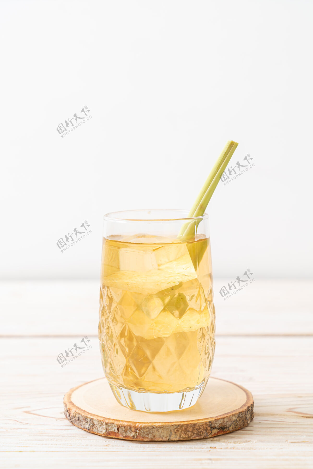 绿色冰柠檬草汁在木头上饮料多汁草