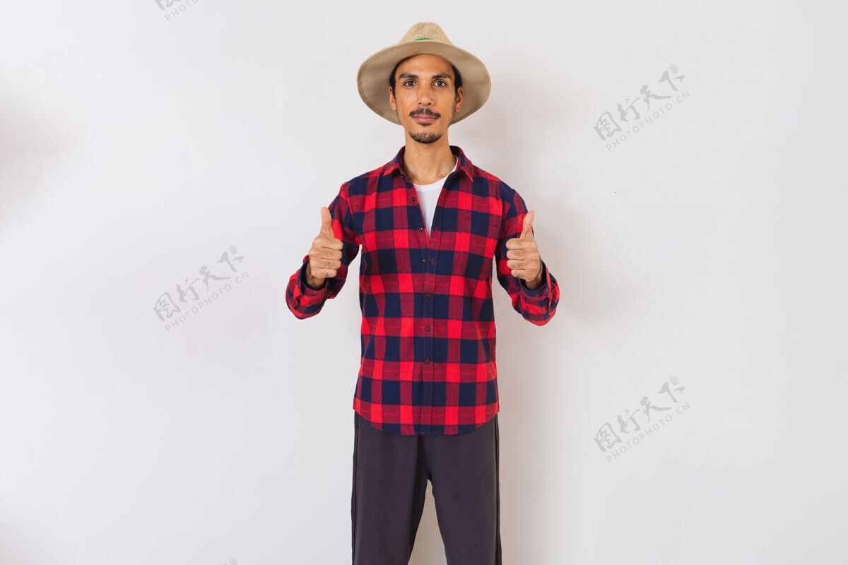 工人农民年轻的黑人男子戴着帽子 背景是白色的单身男人手工