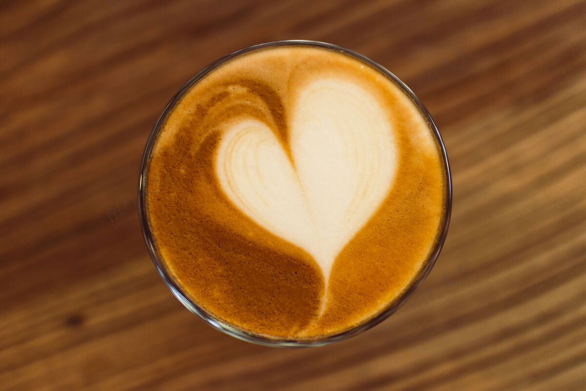 自助餐厅拿铁咖啡特写心脏.概念爱和情人节咖啡店温暖情感