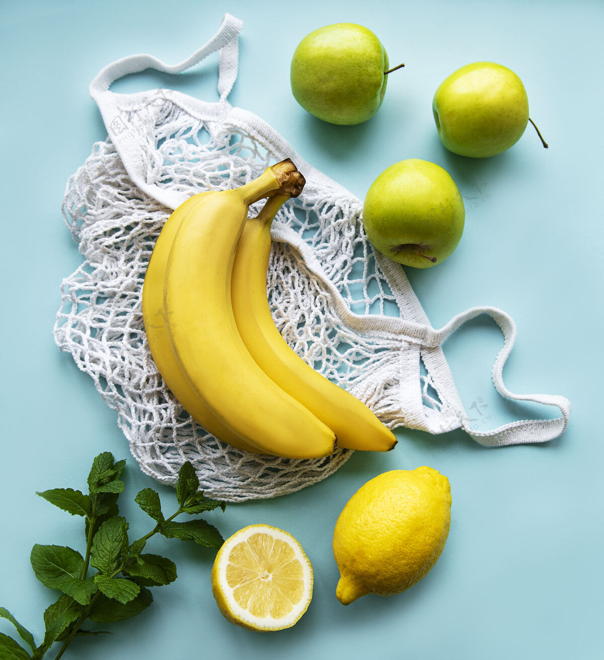 热带多汁成熟的柑橘类水果和香蕉在一个环保购物袋蔬菜饮食健康