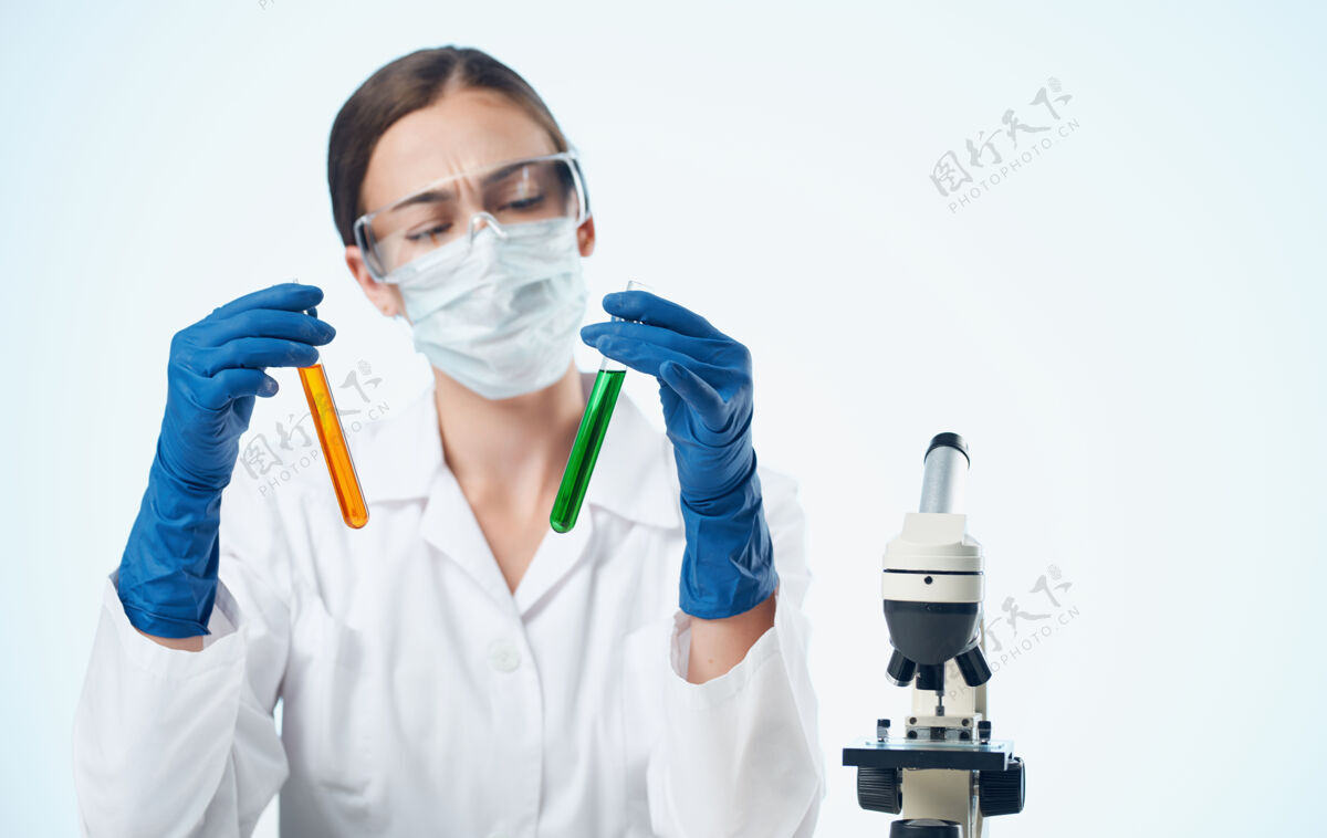分析女生物学家在医用手套接种显微镜上研究化学元素制药临床年轻