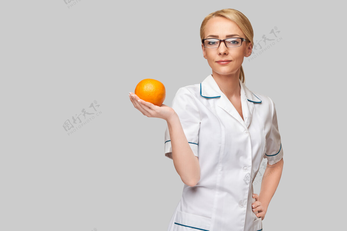 水化营养师医生健康的生活方式理念-持橘子果健康减肥健康的生活方式