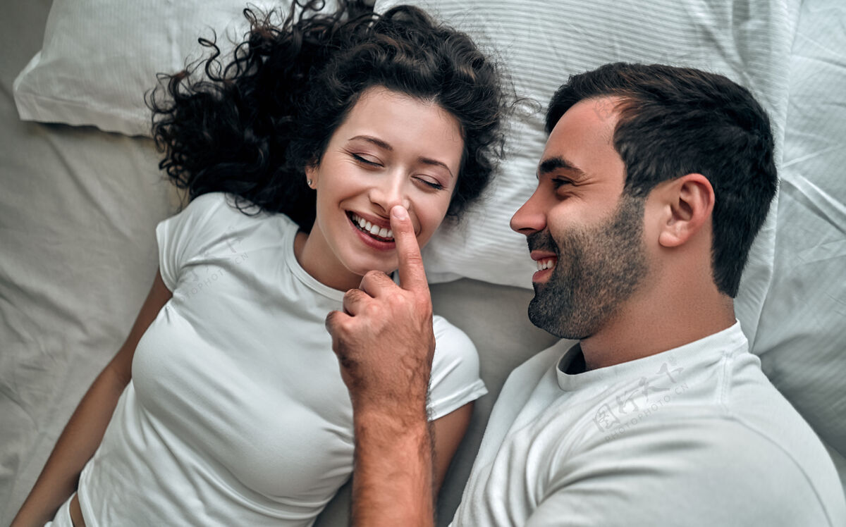 男性幸福的一对躺在床上一起享受彼此的陪伴看关系女性