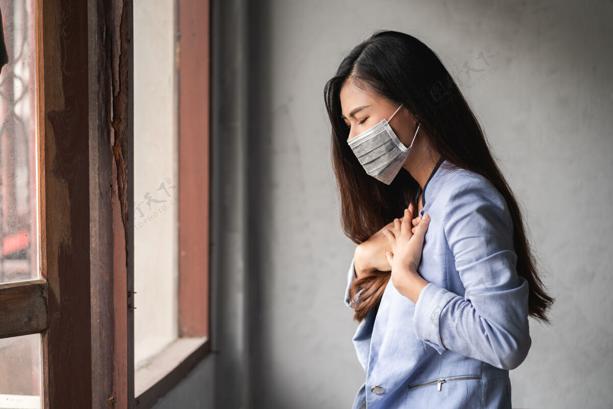 咳嗽冠状病毒-19大流行 亚洲妇女有感冒和咳嗽 发烧 头痛和疼痛的症状口罩大流行卫生