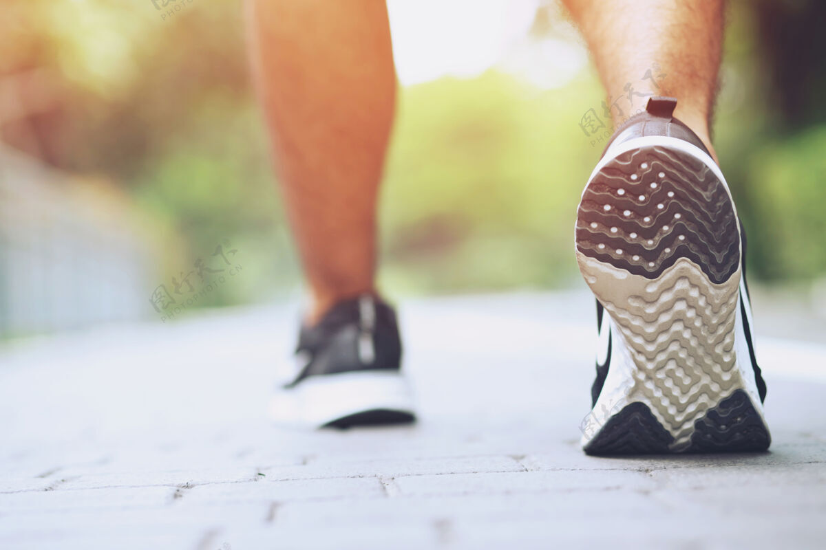 慢跑运动员跑步小道户外关闭站在一个男人后面的鞋上跑步健身慢跑锻炼上山在秋天的小路上的自然和自然石头运动健康的生活方式和运动理念速度健身山地