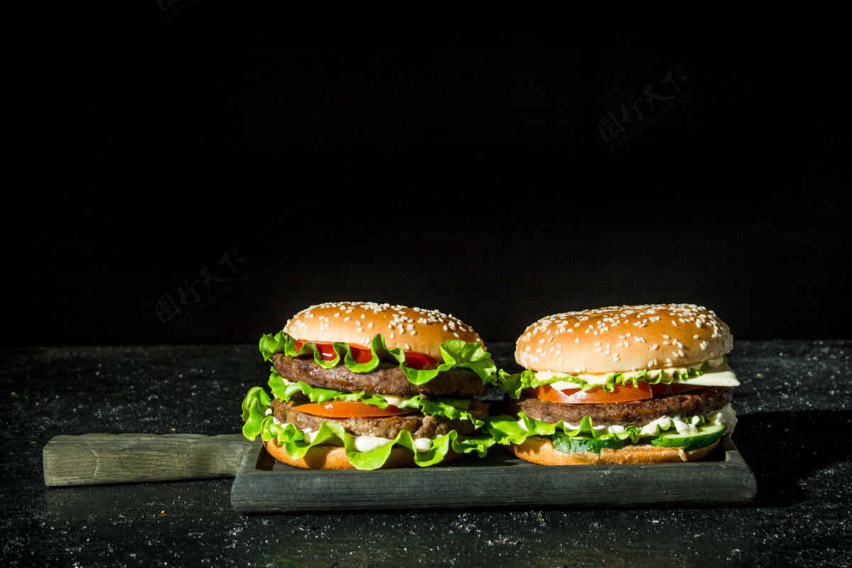汉堡汉堡配牛肉 蔬菜和沙拉待命乡村背景番茄美食面包