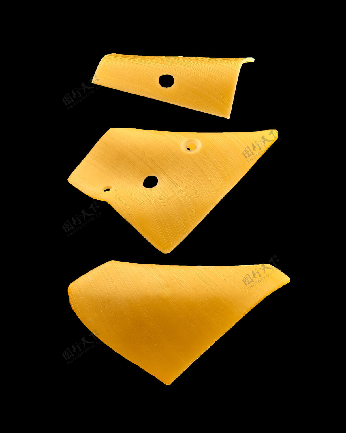 切达黄色的奶酪在黑色的飞机上飞舞奶酪食物狗粮