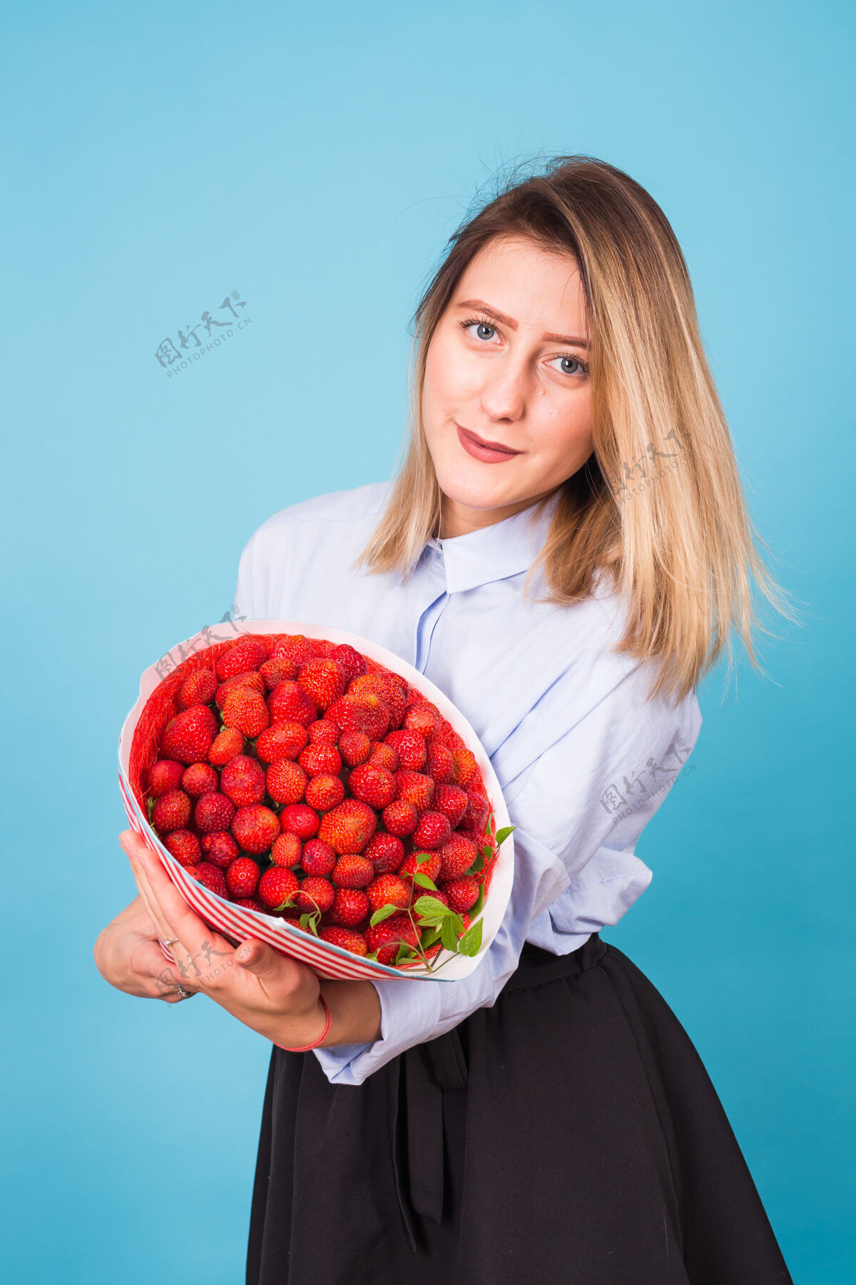光明拿着一束草莓的年轻女人维生素有机植物