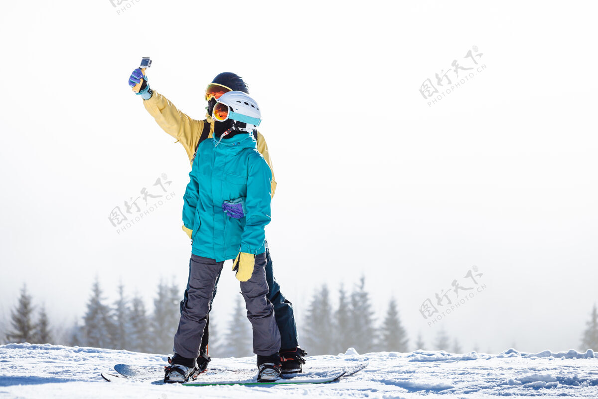 情人滑雪者在山上拍照乐趣假期装备