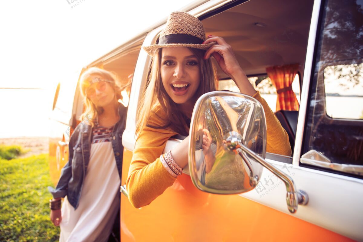 欢呼暑假 公路旅行 假期 旅行和人的概念-时髦的朋友在一个夏天的公路旅行道路朋友娱乐