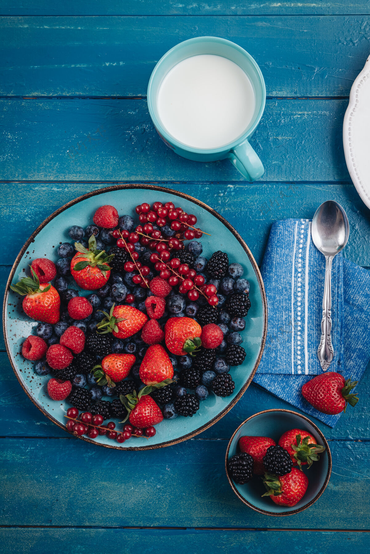 营养健康的早餐吃新鲜的浆果和水果美味排毒黑莓