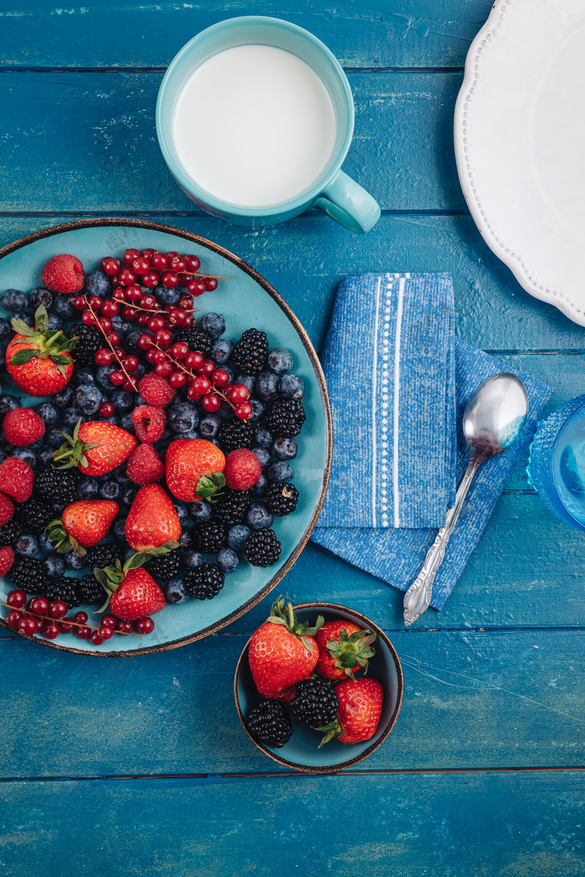 健康的生活方式健康的早餐吃新鲜的浆果和水果草莓蔓越莓黑莓