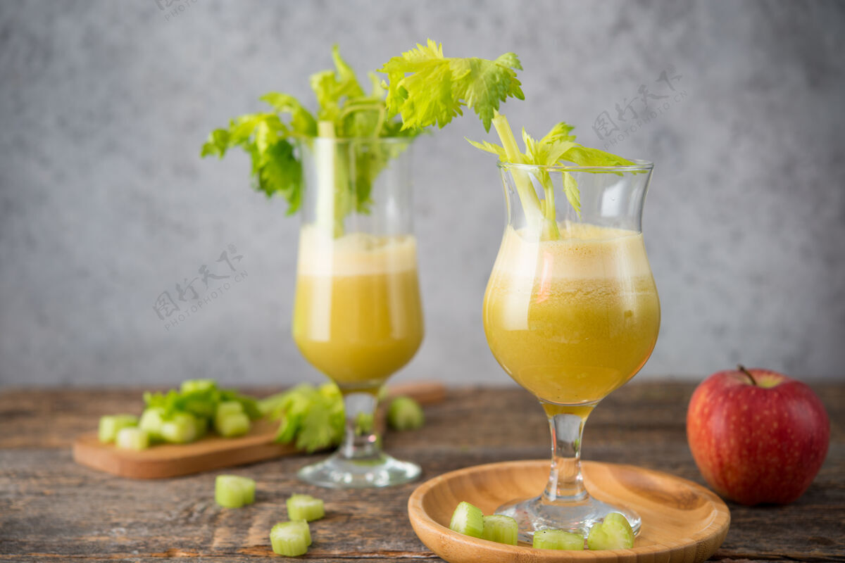 蔬菜新鲜果汁苹果和芹菜在一个透明的玻璃 素食 清洁食品的概念混合饮料生的