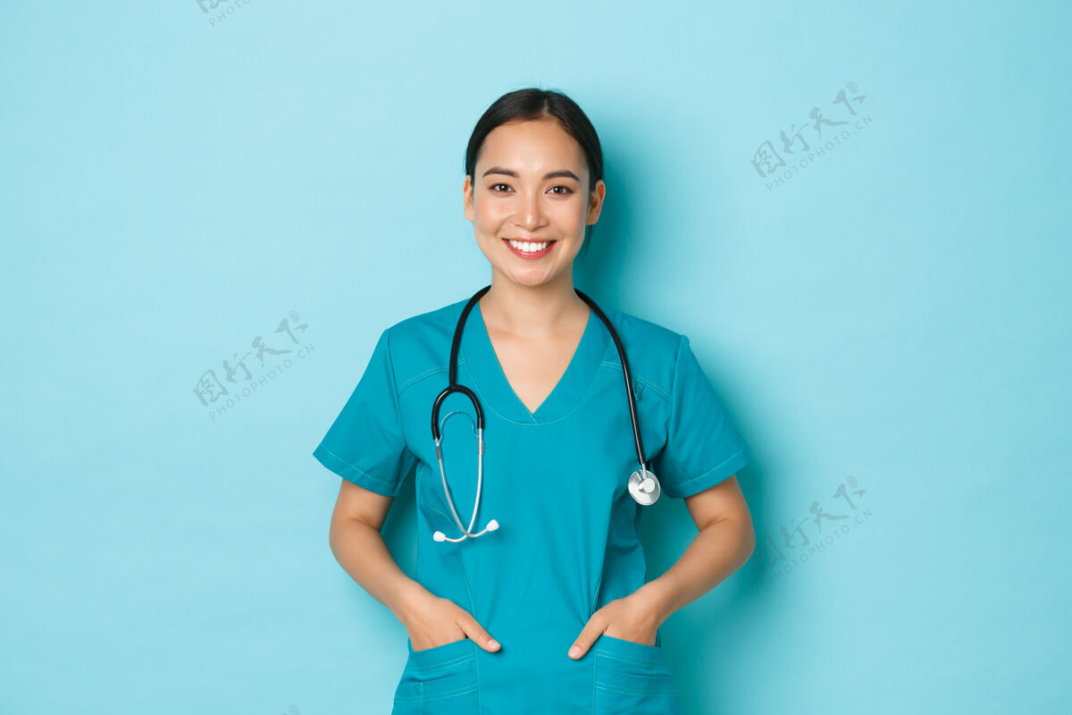 人年轻的亚洲女护士摆姿势保健年轻女人