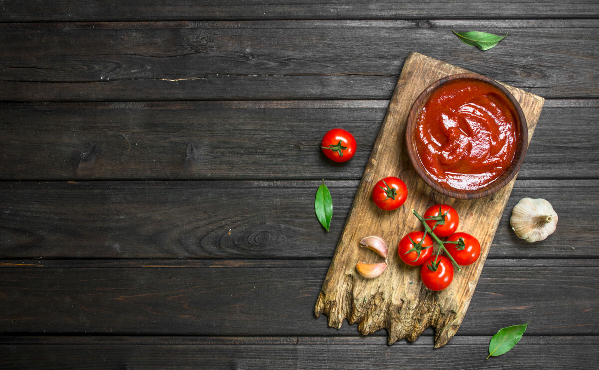 传统番茄酱放在砧板上的碗里蔬菜素食美味