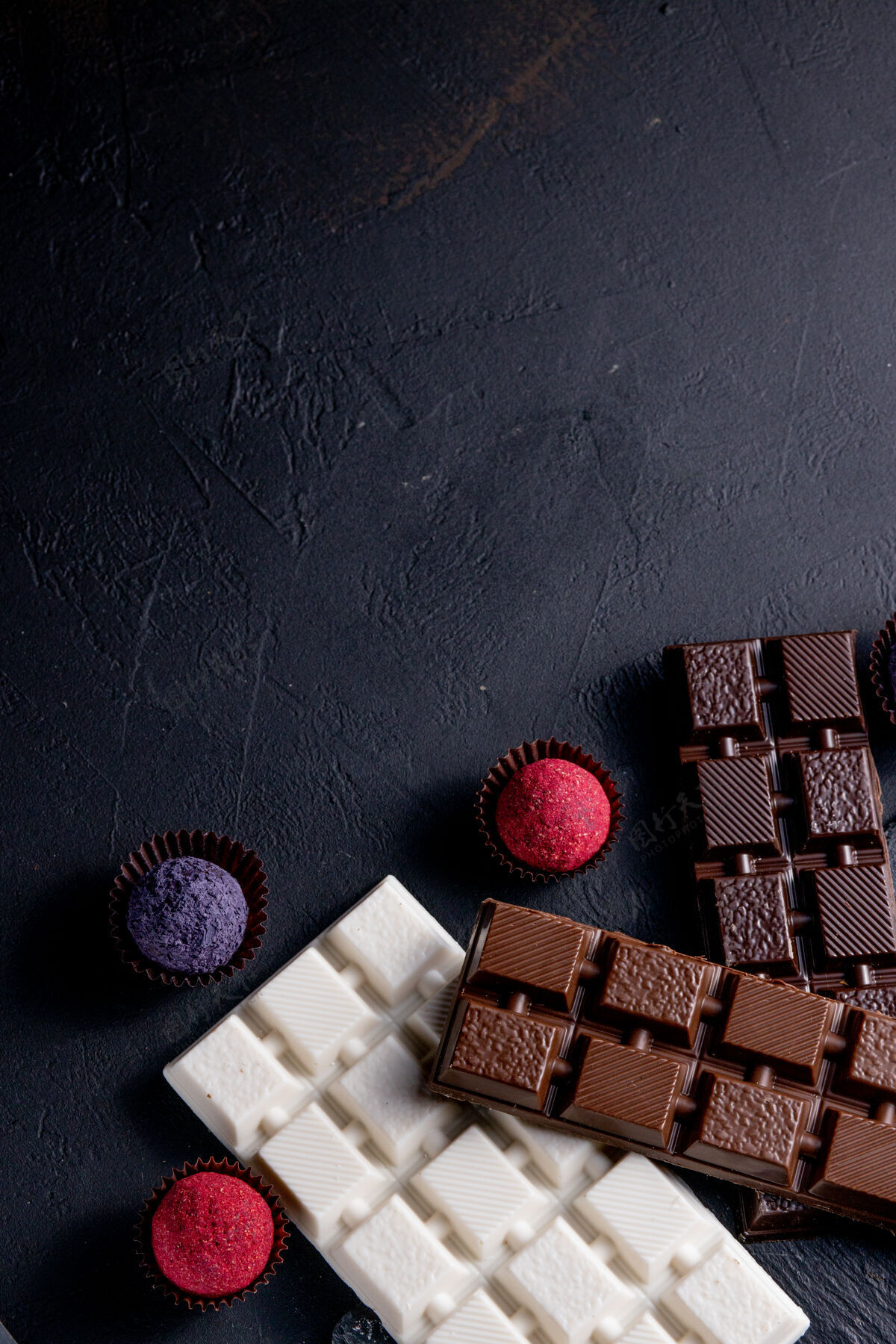 糖果三种巧克力黑色 牛奶和白色豪华手工巧克力上的黑色卡路里美味糖