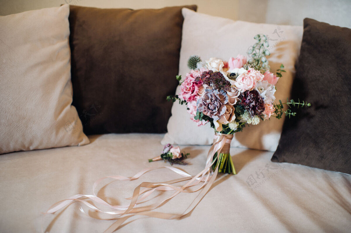 焦点玫瑰和玫瑰的婚礼花束花束婚礼上的装饰牡丹白色优雅