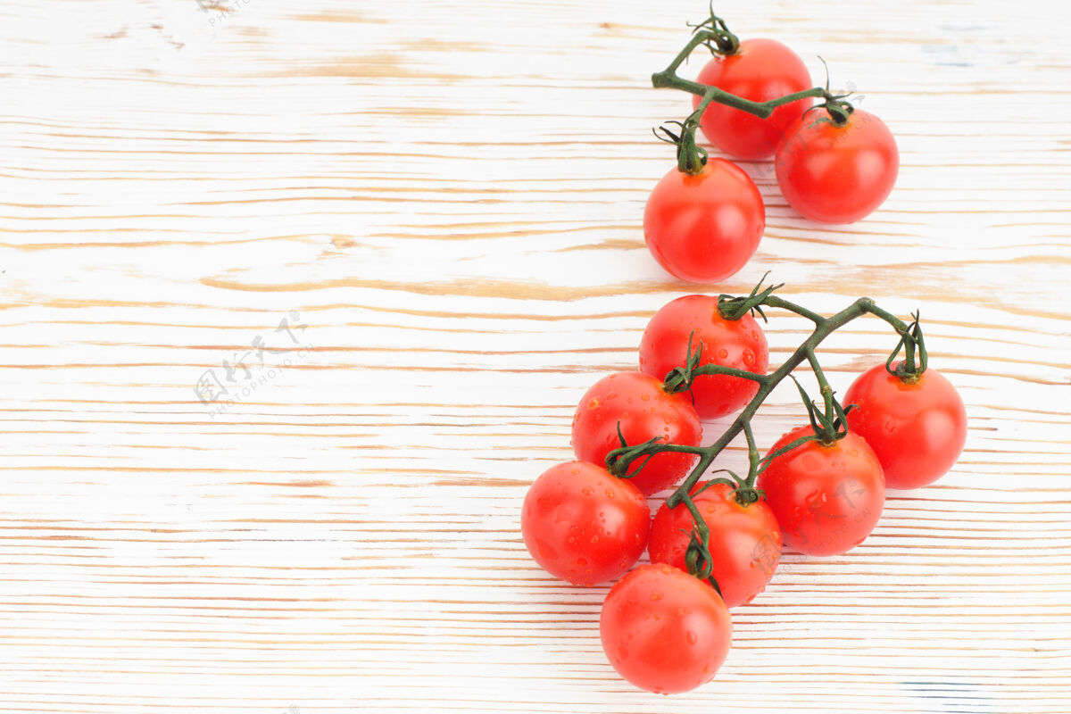 物体成熟的樱桃西红柿在一个白色的木制特写小枝上素食农业木材