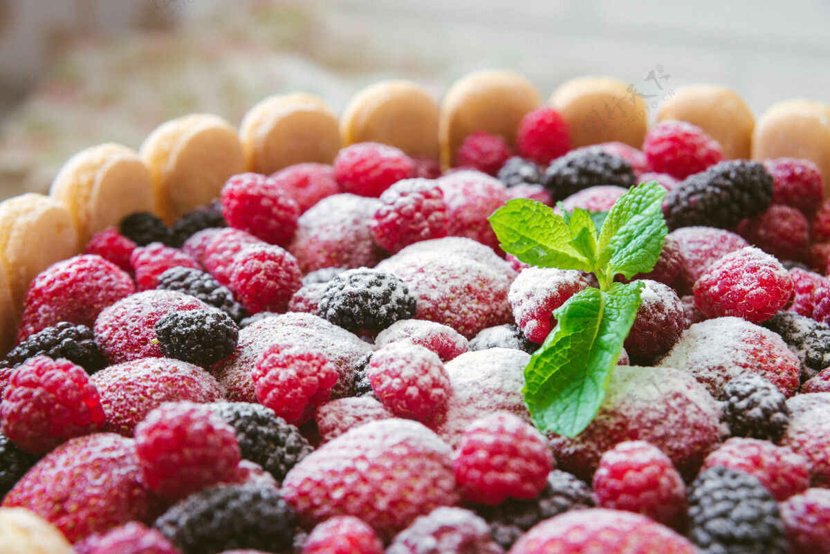 蛋糕夏天的饼干和奶油马斯卡彭和新鲜浆果在木制表面草莓圣诞节食物